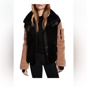 never worn  
Denver Two-Tone Sherpa Jacket
Color: CAMEL BLACK 
Size: Large